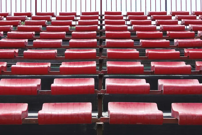 Gerahmter Druck : Leere und nummerierte Sitzplätze in einem Stadion. Gerahmter Druck : Leere und nummerierte Sitzplätze in einem Stadion.