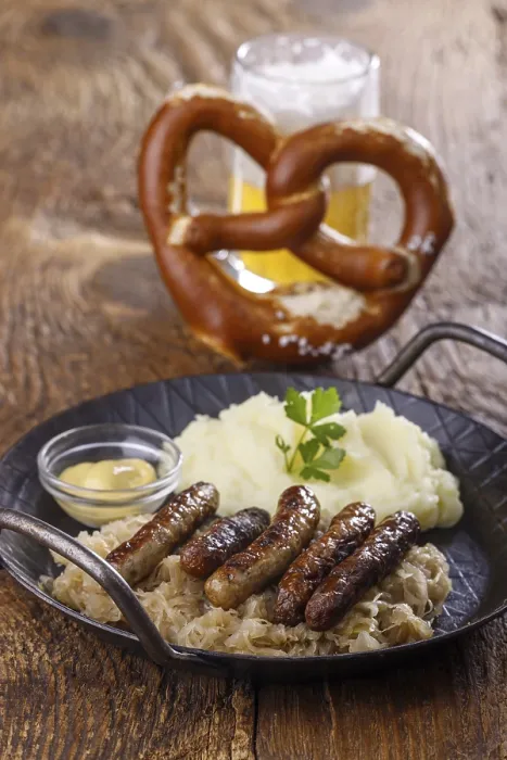 Gerahmter Druck : Nürnberger Würstchen mit Kohl Gerahmter Druck : Nürnberger Würstchen mit Kohl