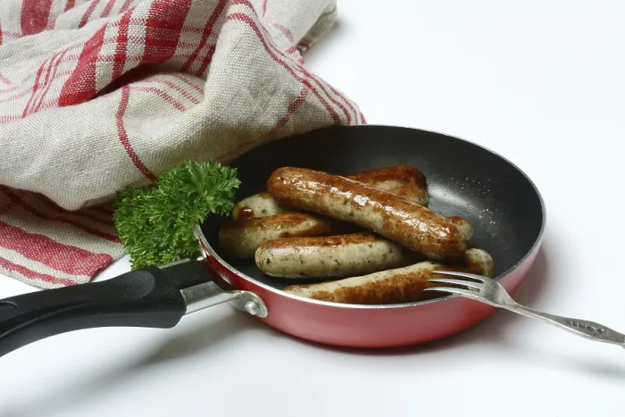 Gerahmter Druck : Nürnberger Rostbratwurstchen in Pfanne. Gerahmter Druck : Nürnberger Rostbratwurstchen in Pfanne.