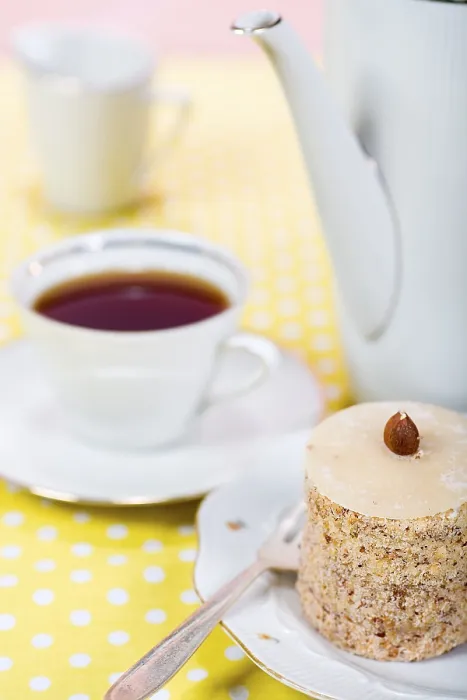 Gerahmter Druck : Nusskuchen und ein Becher Tee. Gerahmter Druck : Nusskuchen und ein Becher Tee.