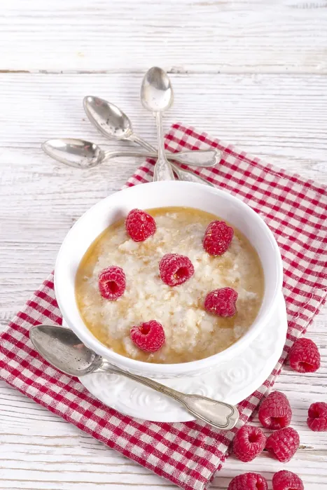 Gerahmter Druck : Haferflocken mit frischen Himbeeren. Gerahmter Druck : Haferflocken mit frischen Himbeeren.