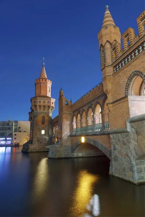 Gerahmter Druck : Die Oberbaumbrücke in Berlin bei Dämmerung. Gerahmter Druck : Die Oberbaumbrücke in Berlin bei Dämmerung.