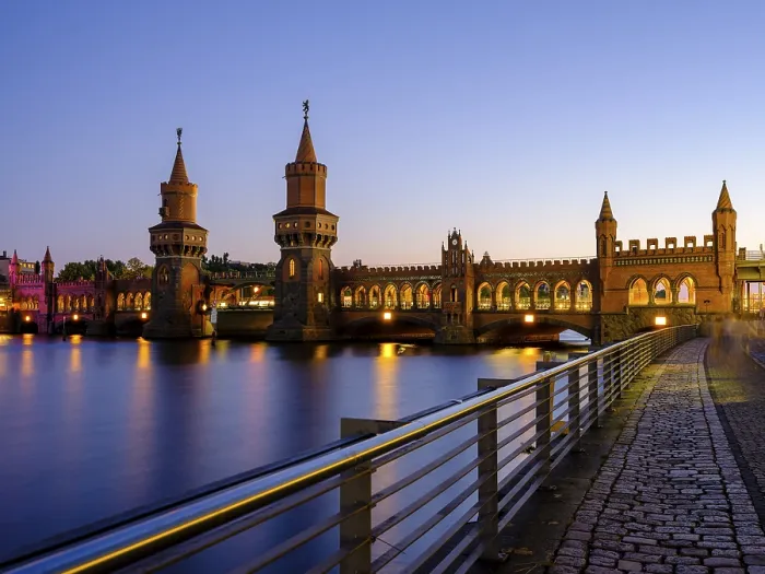 Gerahmter Druck : Oberbaumbrücke über die Spree im Abendlicht. Gerahmter Druck : Oberbaumbrücke über die Spree im Abendlicht.