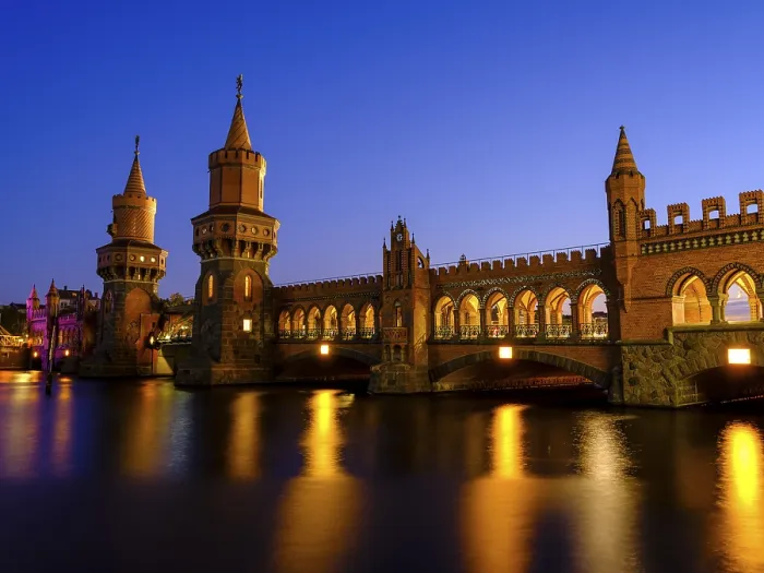 Gerahmter Druck : Oberbaumbrücke über die Spree im Abendlicht. Gerahmter Druck : Oberbaumbrücke über die Spree im Abendlicht.