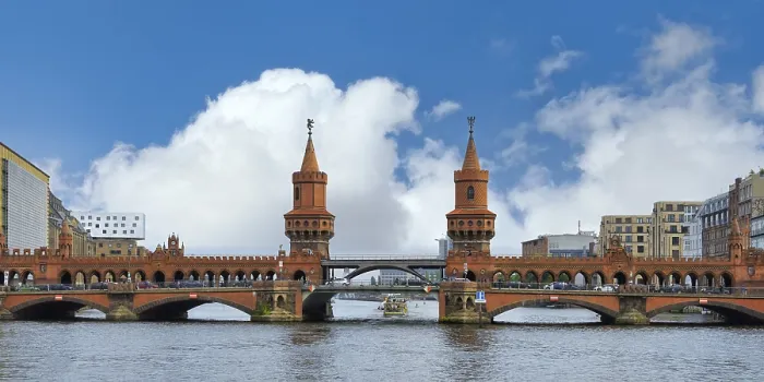 Gerahmter Druck : Oberbaumbrücke über die Spree. Gerahmter Druck : Oberbaumbrücke über die Spree.