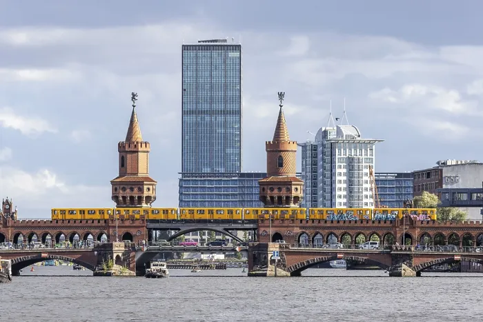Gerahmter Druck : Oberbaumbrücke mit Untergrund. Gerahmter Druck : Oberbaumbrücke mit Untergrund.