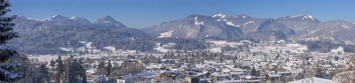 Gerahmter Druck : Oberstdorf, dahinter die Allgäuer Alpen. Gerahmter Druck : Oberstdorf, dahinter die Allgäuer Alpen.