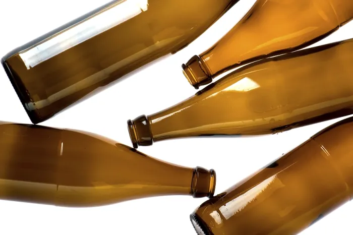 Gerahmter Druck : Gegenstand auf grau - Bierflasche auf grau Gerahmter Druck : Gegenstand auf grau - Bierflasche auf grau