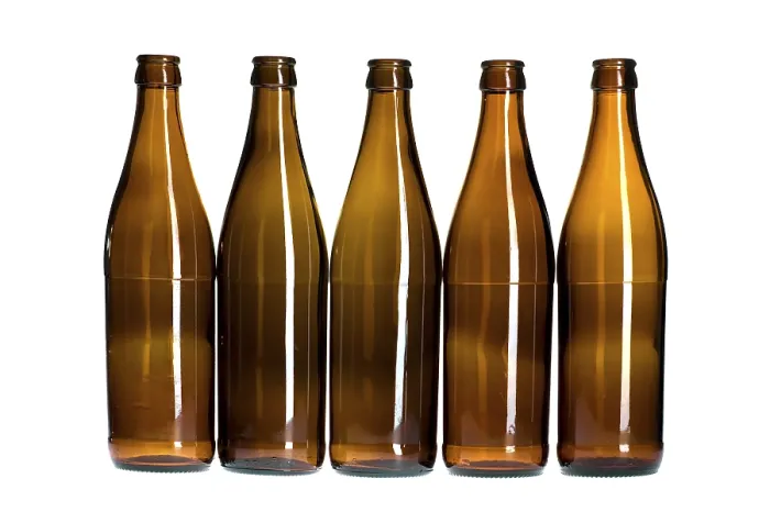 Gerahmter Druck : Gegenstand auf weiß - Leere Bierflasche Gerahmter Druck : Gegenstand auf weiß - Leere Bierflasche