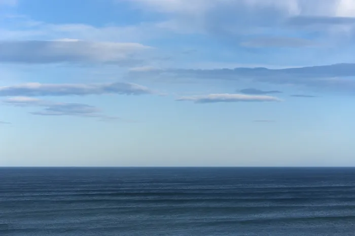 Gerahmter Druck : Meer mit wolkenblauen Himmel. Gerahmter Druck : Meer mit wolkenblauen Himmel.