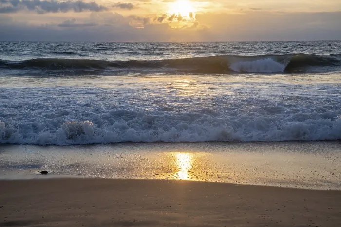 Gerahmter Druck : Wellen brechen auf einem sandigen Strand. Gerahmter Druck : Wellen brechen auf einem sandigen Strand.