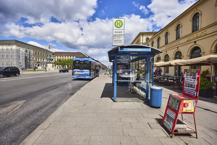 Gerahmter Druck : Odeonsplatz-Haltestelle, Haltestellenzeichen. Gerahmter Druck : Odeonsplatz-Haltestelle, Haltestellenzeichen.