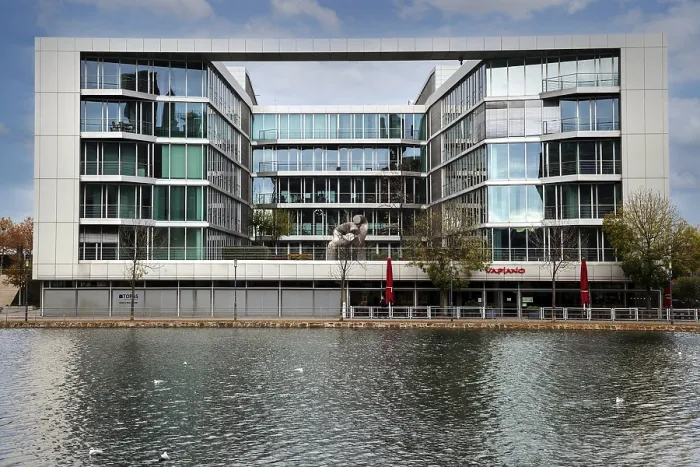 Gerahmter Druck : Bürogebäude im inneren Hafen Gerahmter Druck : Bürogebäude im inneren Hafen