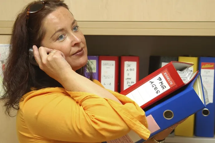 Gerahmter Druck : Büroangestellter Gerahmter Druck : Büroangestellter