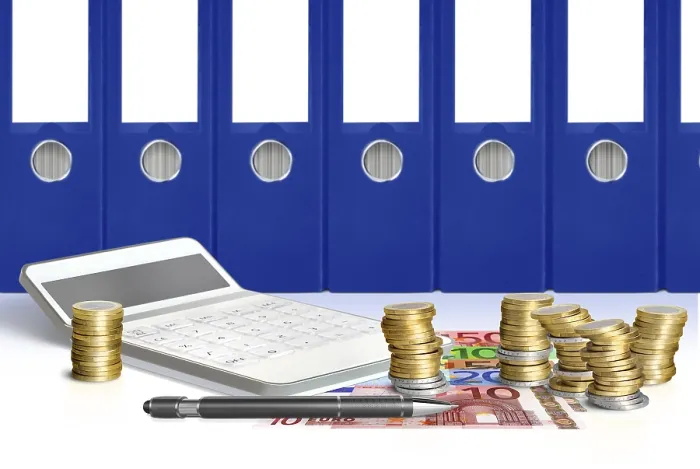 Gerahmter Druck : Bürotisch mit Akten. Gerahmter Druck : Bürotisch mit Akten.
