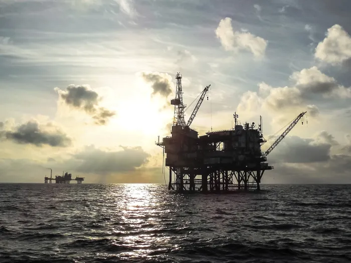 Gerahmter Druck : Sonnenuntergang über einer Offshore-Ölplattform Gerahmter Druck : Sonnenuntergang über einer Offshore-Ölplattform