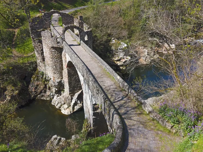 Gerahmter Druck : Alte Bogenbrücke über einem Fluss. Gerahmter Druck : Alte Bogenbrücke über einem Fluss.
