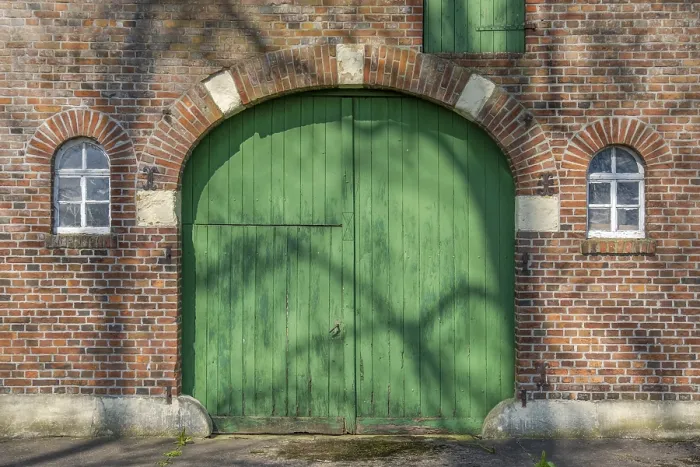 Gerahmter Druck : Altes Scheunentor. Gerahmter Druck : Altes Scheunentor.
