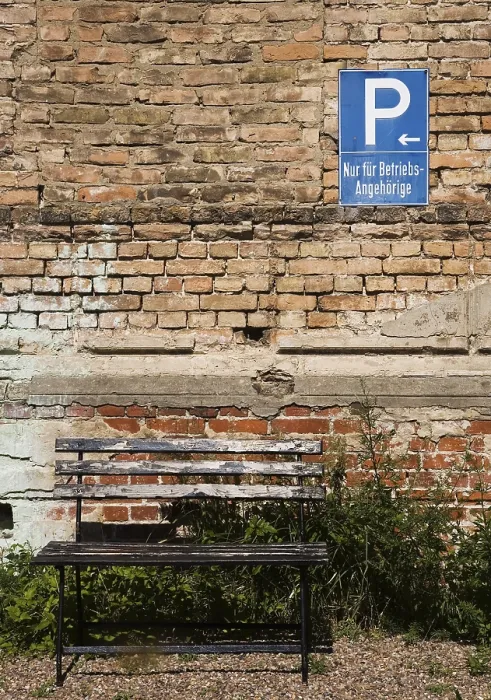 Gerahmter Druck : Alte Bankett vor einem verfallenen Mauer. Gerahmter Druck : Alte Bankett vor einem verfallenen Mauer.