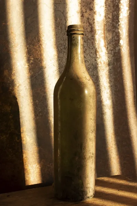 Gerahmter Druck : Alte Flasche auf braunem Hintergrund. Gerahmter Druck : Alte Flasche auf braunem Hintergrund.