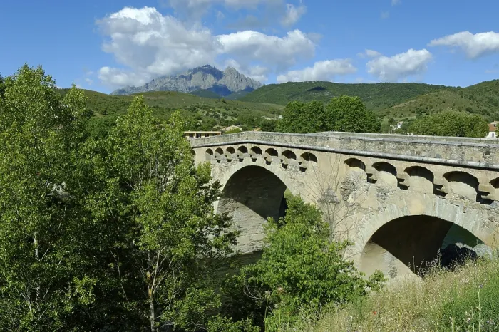 Gerahmter Druck : Alte Brücke über den Fluss Golo. Gerahmter Druck : Alte Brücke über den Fluss Golo.