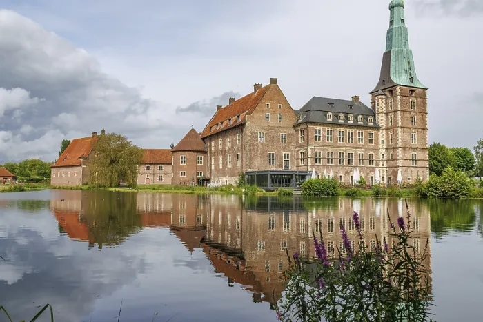 Gerahmter Druck : Ein altes Schloss mit einem auffälligen Turm. Gerahmter Druck : Ein altes Schloss mit einem auffälligen Turm.
