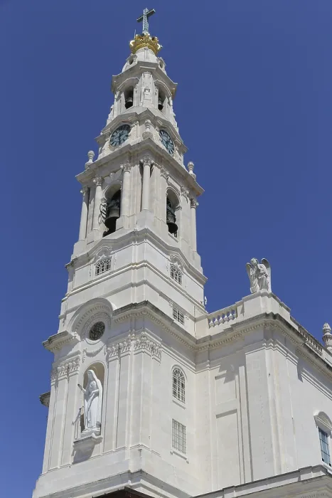 Gerahmter Druck : Das alte Kathedralbau des religiösen Komplexes in Fatima. Gerahmter Druck : Das alte Kathedralbau des religiösen Komplexes in Fatima.