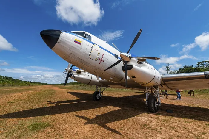 Gerahmter Druck : Altes DC3-Flugzeug mit Propellerantrieb. Gerahmter Druck : Altes DC3-Flugzeug mit Propellerantrieb.