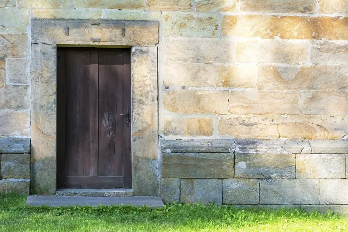 Gerahmter Druck : Alte Türen mit Steinmauer. Gerahmter Druck : Alte Türen mit Steinmauer.