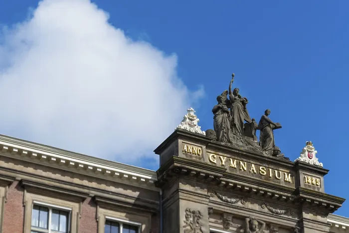 Gerahmter Druck : Alte Fassade der Highschool, Schule. Gerahmter Druck : Alte Fassade der Highschool, Schule.