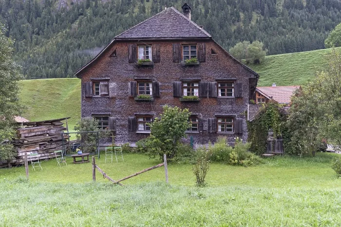 Gerahmter Druck : Altes Bauernhaus mit Schindeldachfassade. Gerahmter Druck : Altes Bauernhaus mit Schindeldachfassade.