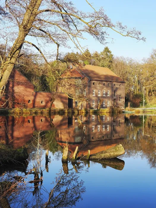 Gerahmter Druck : Altes Mühlenhaus am Waldsee, Reflexion. Gerahmter Druck : Altes Mühlenhaus am Waldsee, Reflexion.