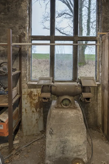 Gerahmter Druck : Alte Mahlmaschine in einem ehemaligen LPG-Workshop in der DDR. Gerahmter Druck : Alte Mahlmaschine in einem ehemaligen LPG-Workshop in der DDR.