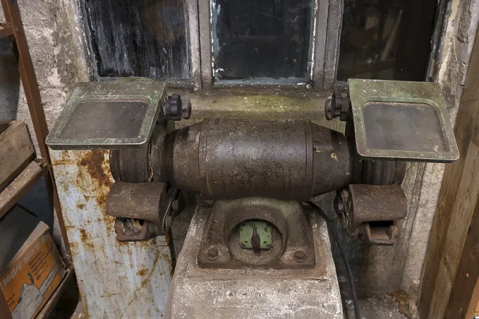 Gerahmter Druck : Alte Mahlmaschine in einem ehemaligen LPG-Workshop der DDR. Gerahmter Druck : Alte Mahlmaschine in einem ehemaligen LPG-Workshop der DDR.