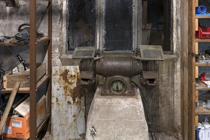 Gerahmter Druck : Alte Mahlmaschine in einem ehemaligen LPG-Workshop in der DDR. Gerahmter Druck : Alte Mahlmaschine in einem ehemaligen LPG-Workshop in der DDR.
