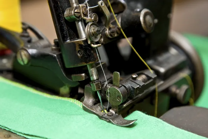 Gerahmter Druck : Ein Detail einer alten industriellen Nähmaschine. Gerahmter Druck : Ein Detail einer alten industriellen Nähmaschine.