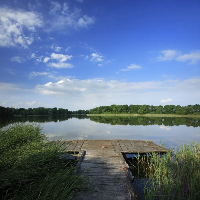 Gerahmter Druck : Alte Pier, Blauer Himmel mit Wolken. Gerahmter Druck : Alte Pier, Blauer Himmel mit Wolken.