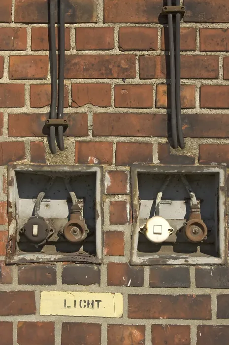 Gerahmter Druck : Sehr alte Lichtschalter an einer Wand. Gerahmter Druck : Sehr alte Lichtschalter an einer Wand.