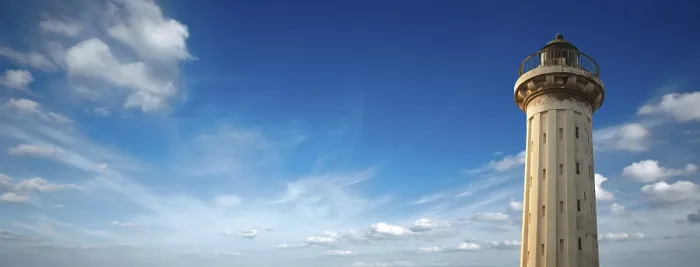 Gerahmter Druck : Altes Leuchtturm in blauem Himmel. Gerahmter Druck : Altes Leuchtturm in blauem Himmel.