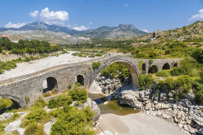 Gerahmter Druck : Der alte Mes-Brücke bei Shkodër. Gerahmter Druck : Der alte Mes-Brücke bei Shkodër.