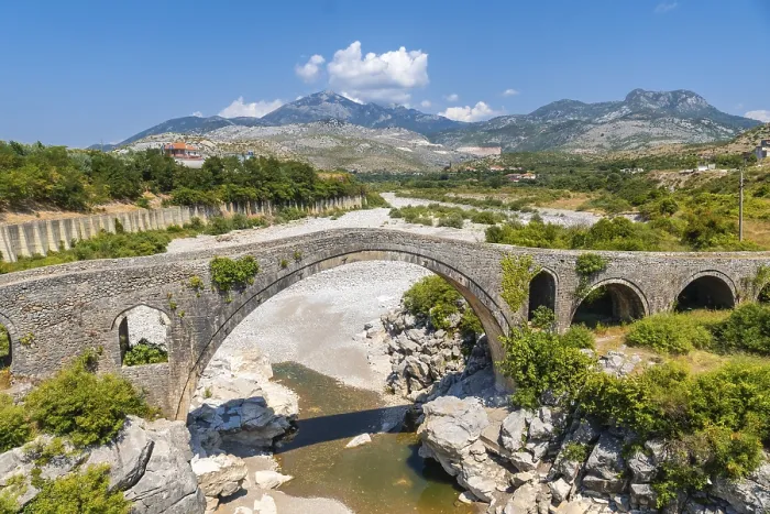 Gerahmter Druck : Der alte Mes-Brücke bei Shkodër. Gerahmter Druck : Der alte Mes-Brücke bei Shkodër.