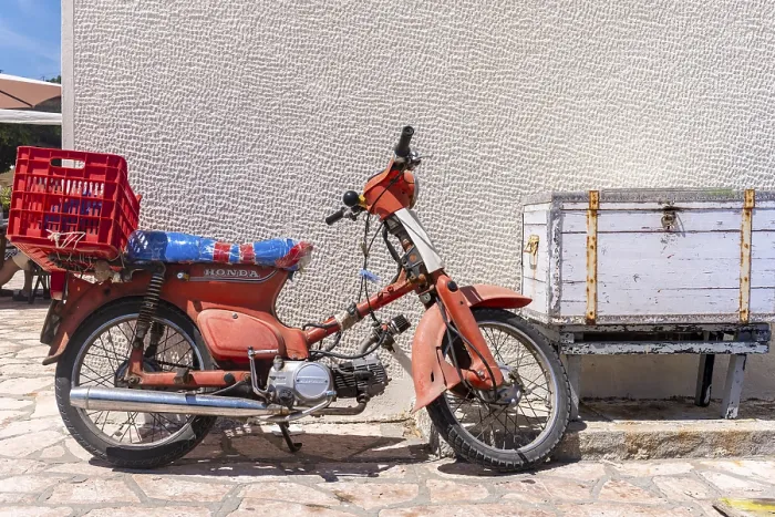 Gerahmter Druck : Altes rotes Fahrrad in Front einer Wand Gerahmter Druck : Altes rotes Fahrrad in Front einer Wand