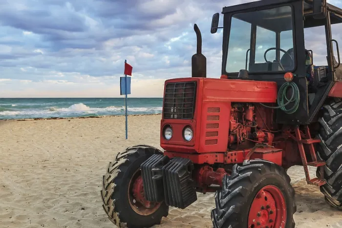 Gerahmter Druck : Alter roter Traktor auf der sandigen Strand. Gerahmter Druck : Alter roter Traktor auf der sandigen Strand.