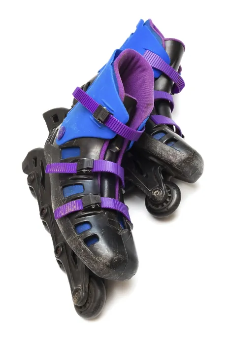 Gerahmter Druck : Alte Rollschuhe auf einem weißen Hintergrund. Gerahmter Druck : Alte Rollschuhe auf einem weißen Hintergrund.