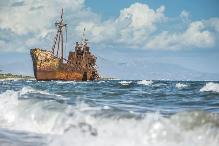 Gerahmter Druck : Alte rustikale große Schiff. Blauer Himmel. Gerahmter Druck : Alte rustikale große Schiff. Blauer Himmel.