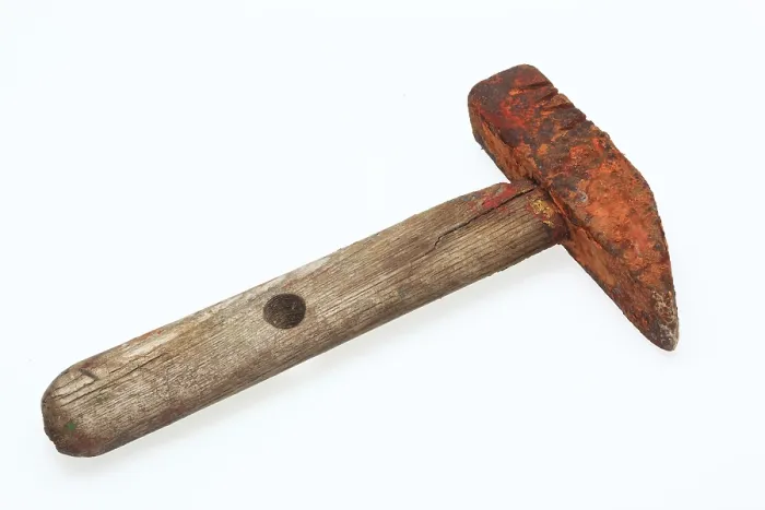 Gerahmter Druck : Altes rostiger Hammer, Werkzeug. Gerahmter Druck : Altes rostiger Hammer, Werkzeug.