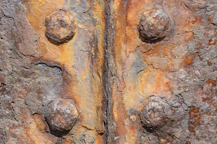 Gerahmter Druck : Alte rostige Schutzwall-Element. Gerahmter Druck : Alte rostige Schutzwall-Element.