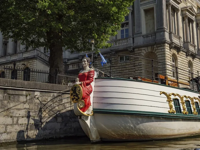 Gerahmter Druck : Altes Schiff mit dekorierten Figuren am Bug. Gerahmter Druck : Altes Schiff mit dekorierten Figuren am Bug.