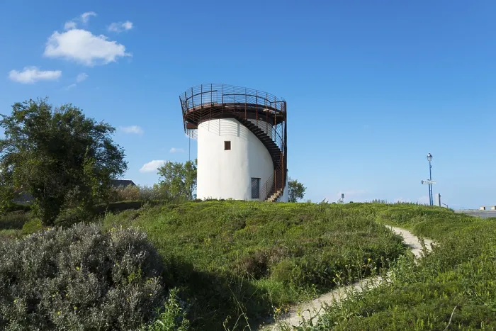 Gerahmter Druck : Ein alter Mühlenbau mit Spiraltrappe. Gerahmter Druck : Ein alter Mühlenbau mit Spiraltrappe.