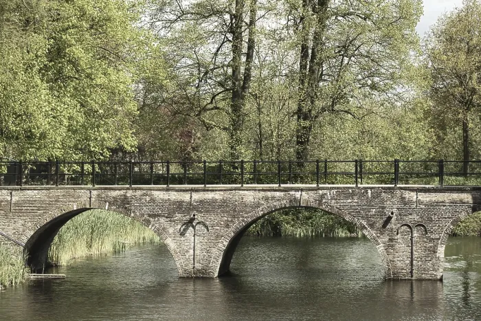 Gerahmter Druck : Alte Steinbrücke über den Kanal. Gerahmter Druck : Alte Steinbrücke über den Kanal.